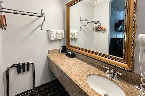 Foto van 2 tweepersoonsbedden (queensize) | Niet-roken, koelkast (Micfridge) - BathRoom
