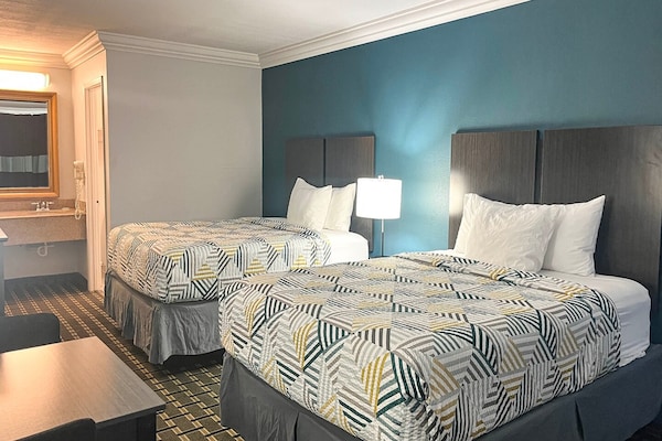 Foto van 2 tweepersoonsbedden (queensize) | Niet-roken, koelkast (Micfridge) - BedRoom