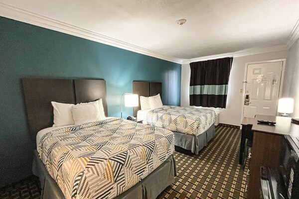 Foto van 2 tweepersoonsbedden (queensize) | Niet-roken, koelkast (Micfridge) - BedRoom