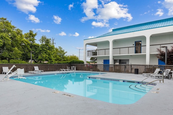 Foto van 2 tweepersoonsbedden | Niet-roken, koelkast - Vakantiehuis in Jacksonville - Pool
