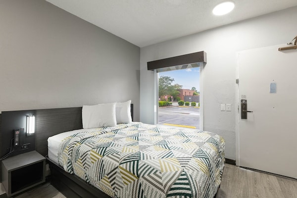 Foto van 1 tweepersoonsbed (Queensize) | Badkuip met mobiele toegang | Keuken (Nsmk) - BedRoom