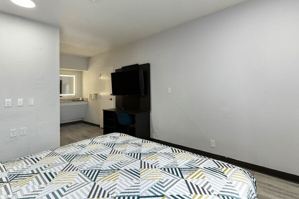 Foto van 1 tweepersoonsbed (Queensize) | Badkuip met mobiele toegang | Keuken (Nsmk) - BedRoom