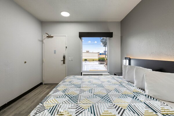 Foto van 1 tweepersoonsbed (Queensize) | Badkuip met mobiele toegang | Keuken (Nsmk) - BedRoom