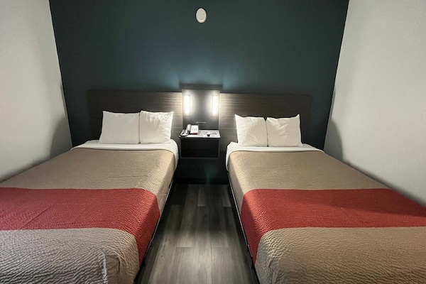 Foto van 2 tweepersoonsbedden | Niet-roken, koelkast - Vakantiehuis in Urbana, IL - BedRoom