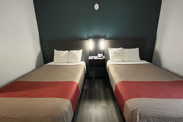 Foto van 2 tweepersoonsbedden | Niet-roken, koelkast - Vakantiehuis in Urbana, IL - BedRoom