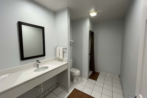 Foto van 2 tweepersoonsbedden | Niet-roken, koelkast - Vakantiehuis in Urbana, IL - BathRoom