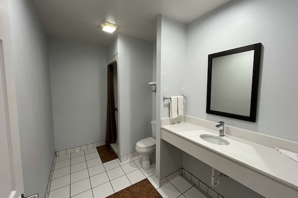 Foto van 2 tweepersoonsbedden | Niet-roken, koelkast - Vakantiehuis in Urbana, IL - BathRoom