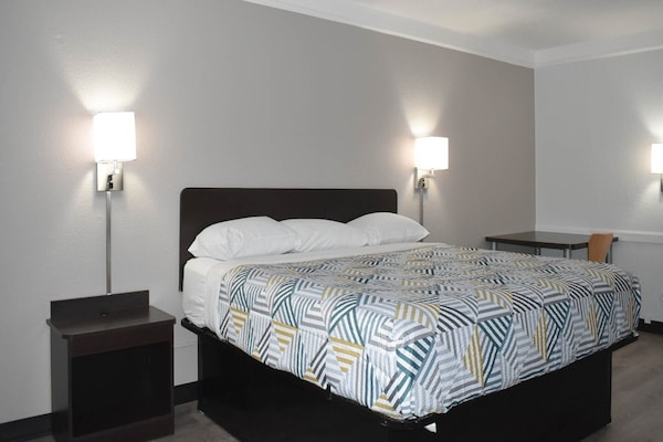 Foto van 1 kingsize bed | Mobiliteit | Badkuip | NSMK | Micfridg - BedRoom