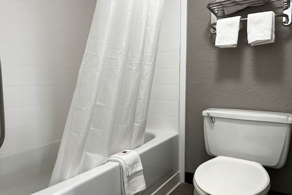 Foto van 1 kingsize bed | Mobiliteit | Badkuip | NSMK | Micfridg - BathRoom