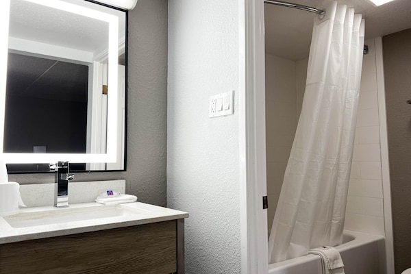 Foto van 1 kingsize bed | Mobiliteit | Badkuip | NSMK | Micfridg - BathRoom