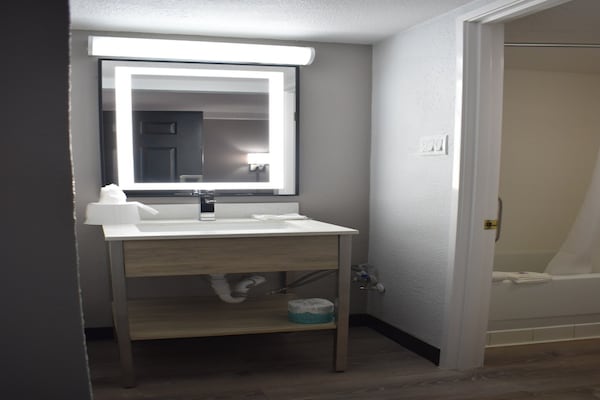 Foto van 1 kingsize bed | Mobiliteit | Badkuip | NSMK | Micfridg - Facilities