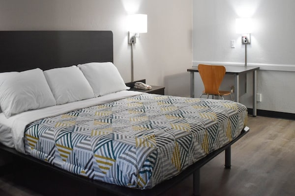 Foto van 1 kingsize bed | Mobiliteit | Badkuip | NSMK | Micfridg - BedRoom