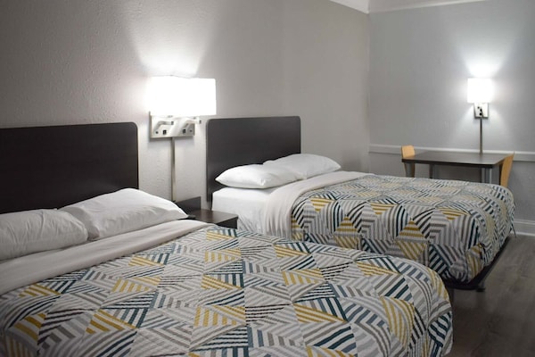 Foto van 2 tweepersoonsbedden | Toegankelijk voor mindervaliden | Badkuip | Magnetron - BedRoom