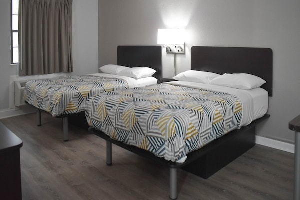 Foto van 2 tweepersoonsbedden | Toegankelijk voor mindervaliden | Badkuip | Magnetron - BedRoom