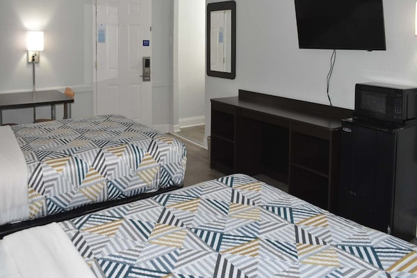 Foto van 2 tweepersoonsbedden | Toegankelijk voor mindervaliden | Badkuip | Magnetron - BedRoom