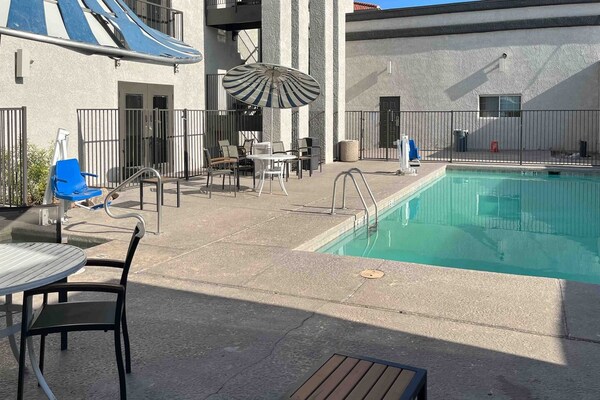 Foto van 2 tweepersoonsbedden (queensize) | Niet-roken, koelkast (Micfridge) - Pool