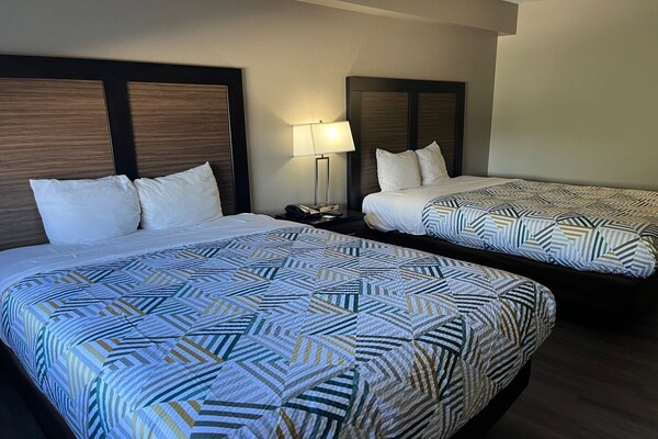 Foto van 2 tweepersoonsbedden (queensize) | Niet-roken, koelkast (Micfridge) - BedRoom