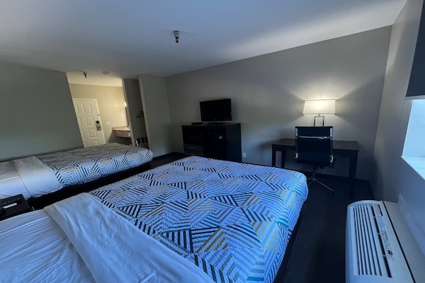 Foto van 2 tweepersoonsbedden (queensize) | Niet-roken, koelkast (Micfridge) - BedRoom