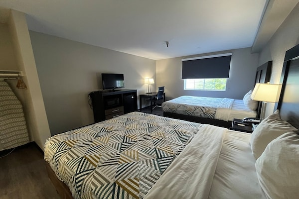 Foto van 2 tweepersoonsbedden (queensize) | Niet-roken, koelkast (Micfridge) - BedRoom