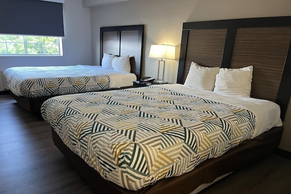 Foto van 2 tweepersoonsbedden (queensize) | Niet-roken, koelkast (Micfridge) - BedRoom