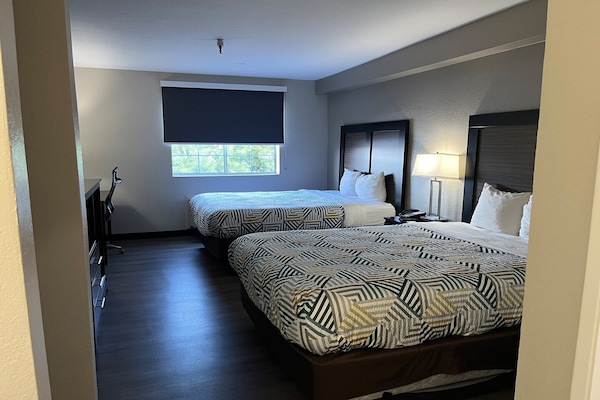 Foto van 2 tweepersoonsbedden (queensize) | Niet-roken, koelkast (Micfridge) - BedRoom