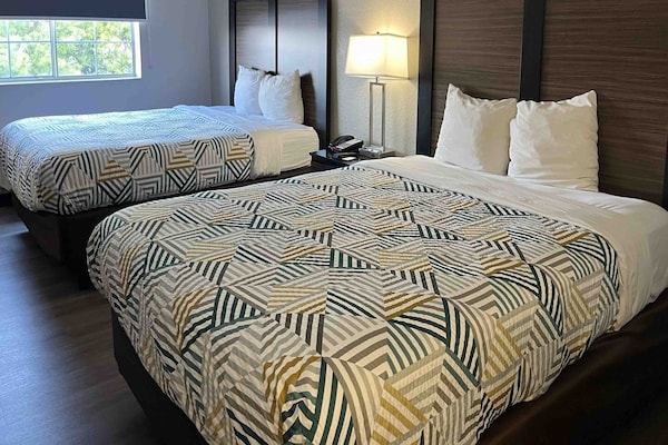 Foto van 2 tweepersoonsbedden (queensize) | Niet-roken, koelkast (Micfridge) - BedRoom