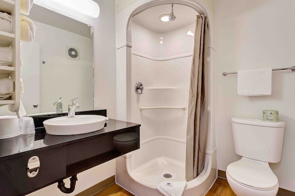 Foto van 1 tweepersoonsbed (queensize) | Rookvrij, Minikoelkast - BathRoom