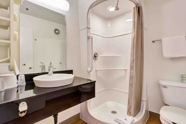 Foto van 1 tweepersoonsbed (queensize) | Rookvrij, Minikoelkast - BathRoom