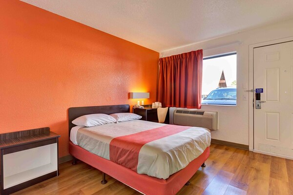 Foto van 1 tweepersoonsbed|Mobiliteit|RI Shwr|Mickoelkast - Vakantiehuis in Santa Rosa CA - BedRoom