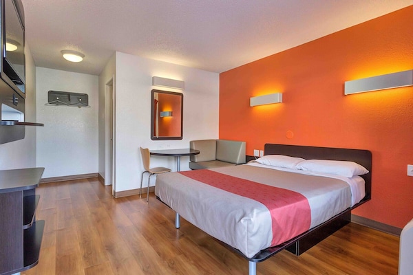 Foto van 1 tweepersoonsbed|Mobiliteit|RI Shwr|Mickoelkast - Vakantiehuis in Santa Rosa CA - BedRoom