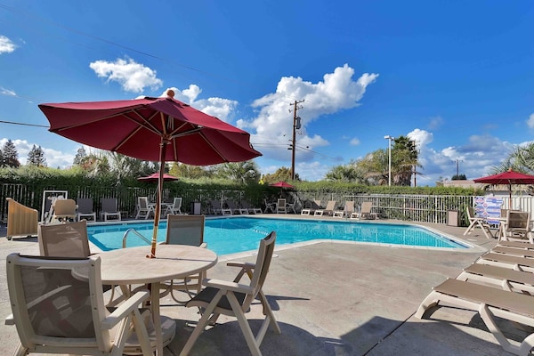 Foto van 1 tweepersoonsbed|Mobiliteit|RI Shwr|Mickoelkast - Vakantiehuis in Santa Rosa CA - Pool