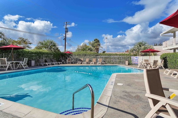 Foto van 1 tweepersoonsbed|Mobiliteit|RI Shwr|Mickoelkast - Vakantiehuis in Santa Rosa CA - Pool