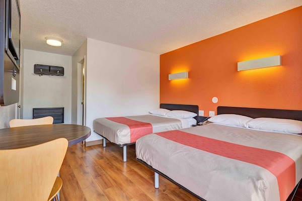 Foto van 2 tweepersoonsbedden (queensize) | Rookvrij, Minikoelkast - BedRoom