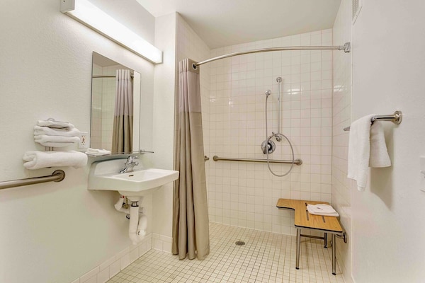 Foto van 2 tweepersoonsbedden (queensize) | Rookvrij, Minikoelkast - BathRoom