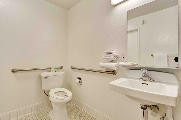 Foto van 2 tweepersoonsbedden (queensize) | Rookvrij, Minikoelkast - BathRoom