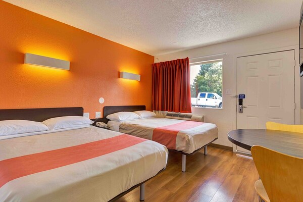 Foto van 2 tweepersoonsbedden (queensize) | Rookvrij, Minikoelkast - BedRoom