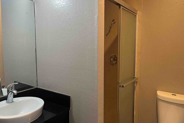 Foto van 1 Kingsize Bed | Roken - Vakantiehuis in Dallas - BathRoom