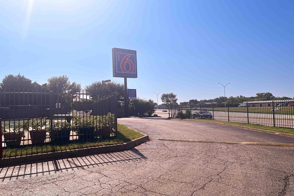 Foto van 1 kingsize bed | Roken toegestaan, bubbelbad - Vakantiehuis in Dallas - ExteriorSummer