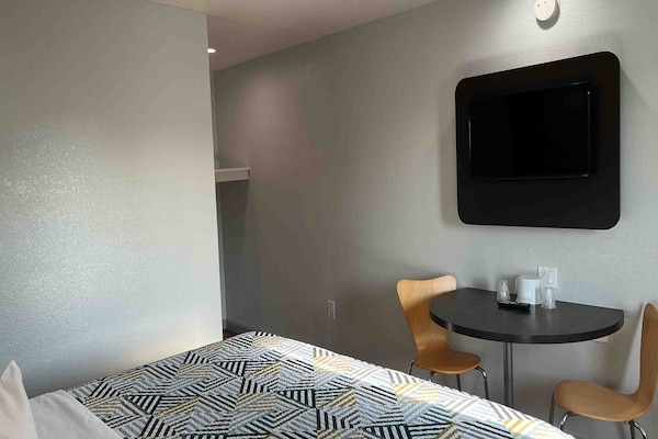 Foto van 1 kingsize bed | Roken toegestaan, bubbelbad - Vakantiehuis in Dallas - BedRoom