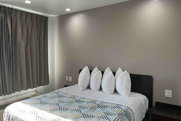Foto van 1 kingsize bed | Roken toegestaan, bubbelbad - Vakantiehuis in Dallas - BedRoom