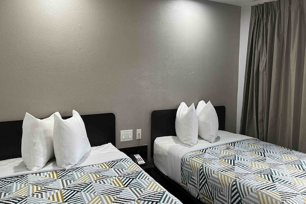 Foto van 2 TweepersoonsbeddenMobiliteit|RI Douche|Rook - Vakantiehuis in Dallas - BedRoom