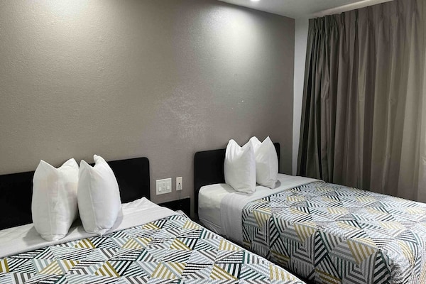 Foto van 2 TweepersoonsbeddenMobiliteit|RI Douche|Rook - Vakantiehuis in Dallas - BedRoom