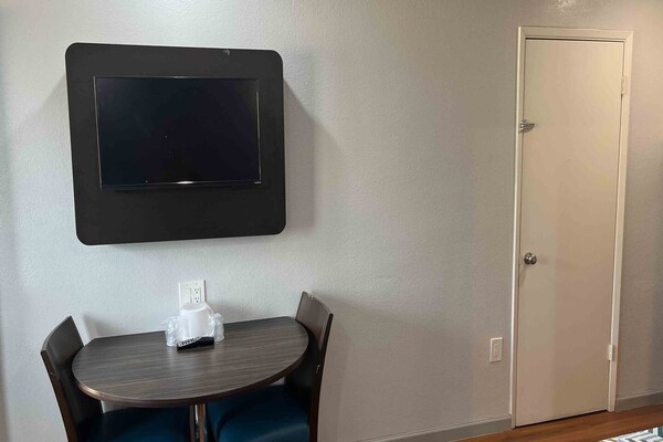 Foto van 2 TweepersoonsbeddenMobiliteit|RI Douche|Rook - Vakantiehuis in Dallas - BedRoom