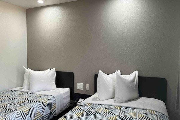 Foto van 2 TweepersoonsbeddenMobiliteit|RI Douche|Rook - Vakantiehuis in Dallas - BedRoom