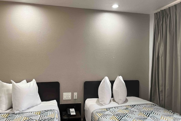 Foto van 2 tweepersoonsbedden | Roken toegestaan - Vakantiehuis in Dallas - BedRoom