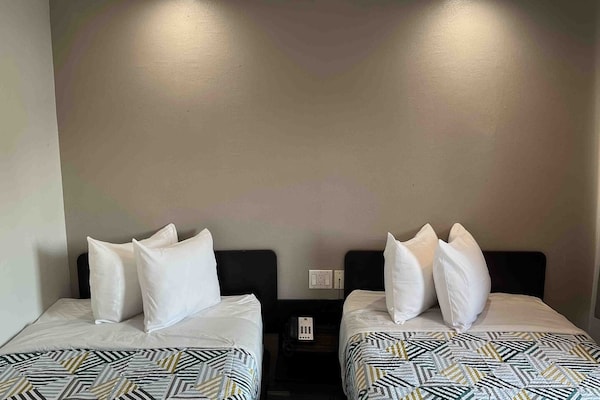 Foto van 2 tweepersoonsbedden | Roken toegestaan - Vakantiehuis in Dallas - BedRoom
