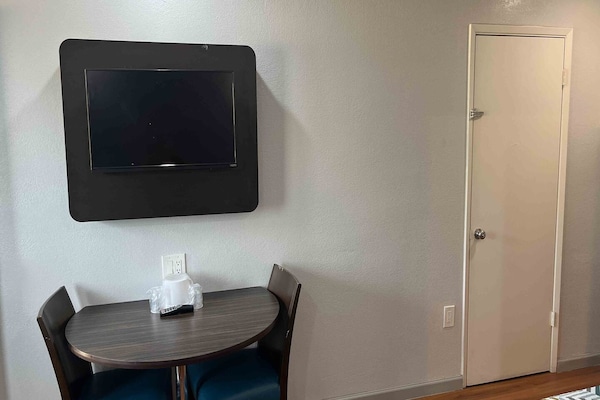 Foto van 2 tweepersoonsbedden | Roken toegestaan - Vakantiehuis in Dallas - BedRoom