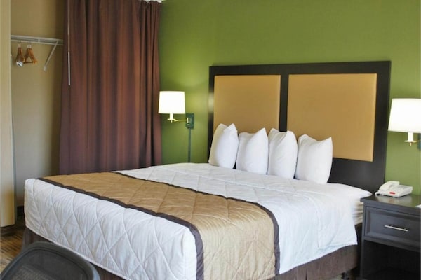 Foto van 1 tweepersoonsbed (queensize) | Rolstoeltoegankelijke douche/rookruimte/keuken - BedRoom