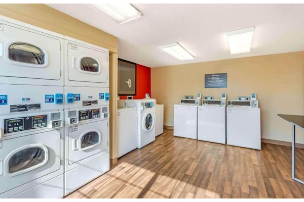 Foto van 1 tweepersoonsbed (queensize) | Rolstoeltoegankelijke douche/rookruimte/keuken - Facilities