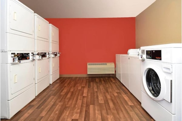 Foto van 1 tweepersoonsbed (queensize) | Rolstoeltoegankelijke douche/rookruimte/keuken - Facilities